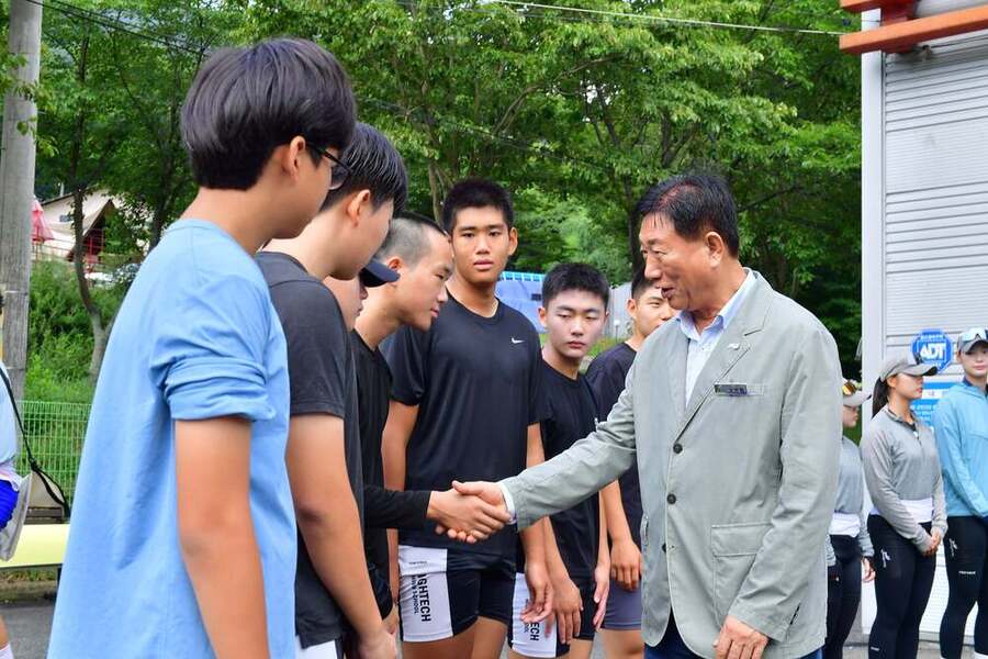 ▲ 장성호 조정경기장을 방문한 김한종 군수가 국대 후보선수단에게 격려 인사를 전하고 있다.ⓒ전남광주통합특별시 장성군 제공