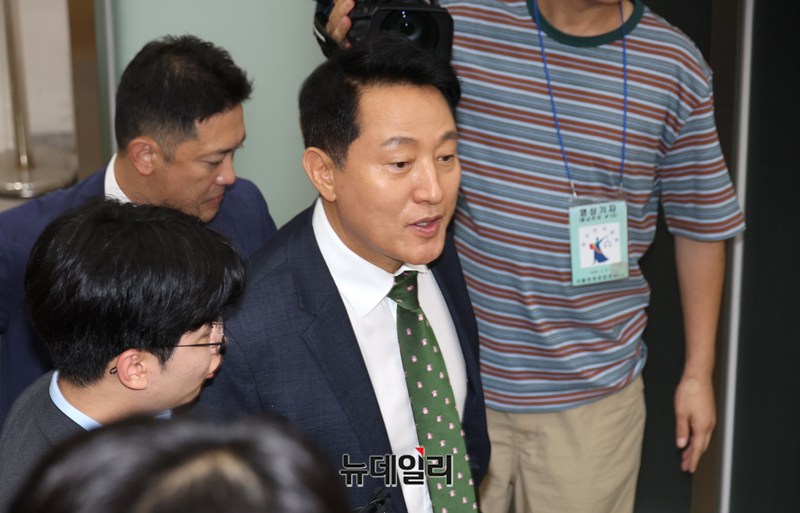▲ 명태균 씨로부터 여론조사를 받고 후원자를 통해 비용을 대납하게 한 혐의로 기소된 오세훈 서울시장이 22일 오후 서울 서초구 서울중앙지법에서 열린 선고 공판에 출석하고 있다. ⓒ정상윤 기자
