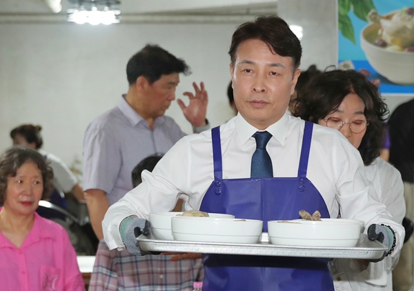 ▲ 전문학 서구청장이 22일 복수동 평강장로교회에서 열린 지역사회보장협의체 삼계탕 나눔 행사에 동참했다.ⓒ서구