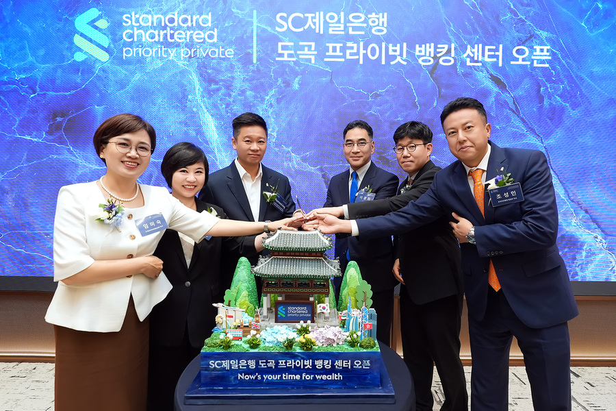 ▲ 22일 개최된 SC제일은행 도곡 프라이빗 뱅킹 센터 오프닝 행사에서 임미숙 도곡 프라이빗 뱅킹 센터장 (왼쪽부터), 레이추 옹(Lay Choo Ong) 글로벌 세일즈 & 고객 세그먼트 총괄, 레이몬드 앙(Raymond Ang) 글로벌 프라이빗 뱅킹 및 Affluent 고객 총괄 겸 범중화권∙북아시아 소매금융 총괄, 이광희 SC제일은행장, 조형기 소매금융그룹 부행장, 조성민 프라이빗 뱅킹 영업총괄 헤드가 스페셜 케이크 커팅을 하고 있다. ⓒ SC제일은행
