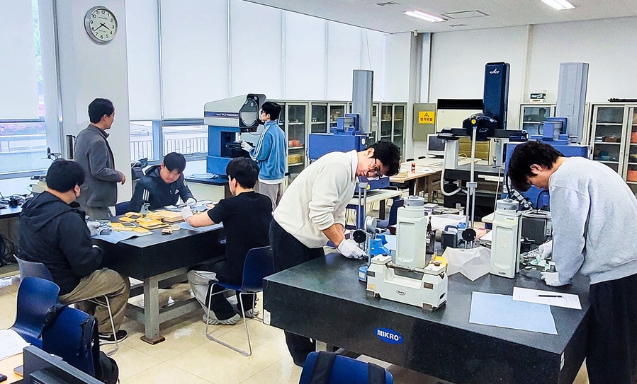 ▲ 사진은 영진전문대학교 AI융합기계계열 학생들이 교내 교정측정기술센터에서 센터 관계자의 실무 지도를 받으며 정밀측정 실습을 하고 있는 모습.ⓒ영진전문대