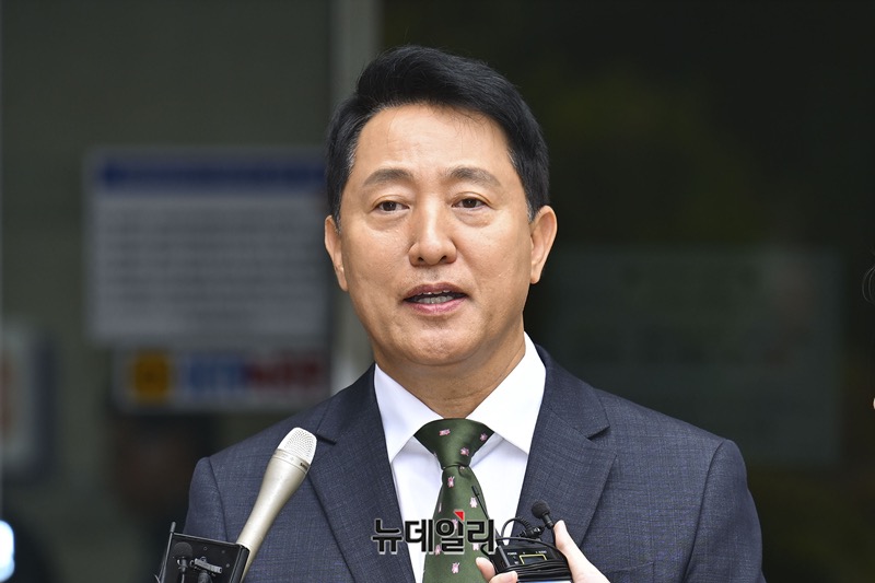 ▲ 오세훈 서울시장이 22일 서울 서초구 서울중앙지방법원에서 열린 정치자금법 위반 혐의 1심 선고 공판 후 취재진의 질문에 답하고 있다. ⓒ정상윤 기자