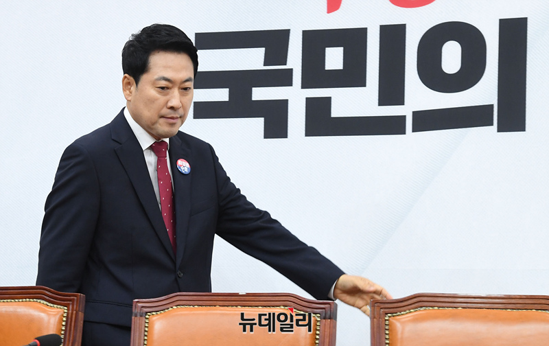 ▲ 장동혁 국민의힘 대표가 16일 오전 국회에서 열린 최고위원회의에 참석하고 있다. ⓒ이종현 기자