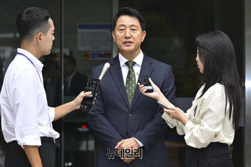 ▲ 오세훈 서울시장이 22일 서울 서초구 서울중앙지방법원에서 열린 정치자금법 위반 혐의 1심 선고 공판 후 취재진의 질문에 답하고 있다. ⓒ정상윤 기자