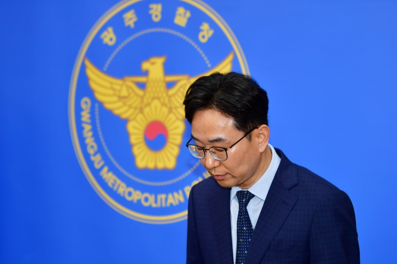 ▲ 오동욱 경찰청 국가수사본부 특별수사단장이 지난 15일 광주경찰청에서 열린 '장윤기 살인사건 관련 진상규명' 언론 브리핑에 앞서 사과하고 있다. ⓒ뉴시스