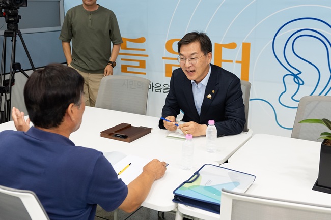 ▲ 김중남 강릉시장은 시민과의 소통을 더욱 확대하기 위해 지난 21일부터 '들음터'를 운영했다. ⓒ강릉시