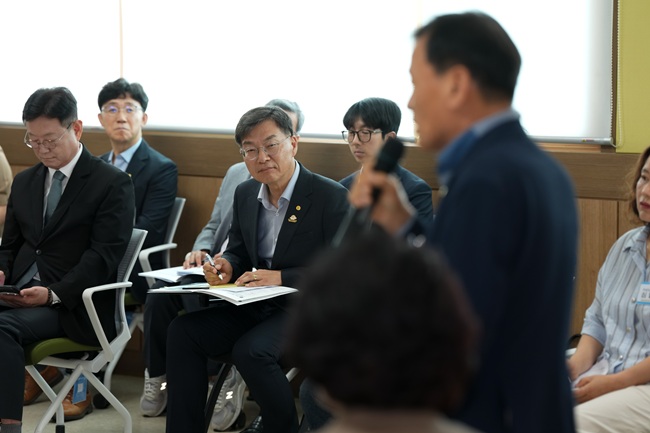 ▲ 김중남 강릉시장이 22일 옥계를 시작으로 내달 7일 주문진읍까지 관내 21개 읍면동을 순회하며 시민들의 다양한 의견을 직접 듣고, 이를 시정 운영에 적극 반영한다. ⓒ강릉시