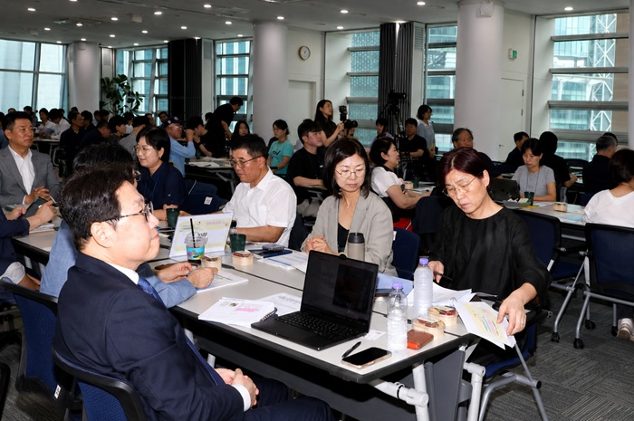 ▲ 대통령 직속 국민통합위원회가 22일 오후 서울글로벌센터에서 정치갈등 해소를 위한 '현장형 국민대화' 첫 번째 강원·수도권 토론회를 개최했다. 이번 토론회는 정치적 양극화와 극단적 진영 논리 완화를 위한 국민 참여형 숙의토론으로, 국민이 정치갈등의 원인과 해결방안을 논의하고 정책 대안을 모색하기 위해 마련됐다. ⓒ국민통합위원회