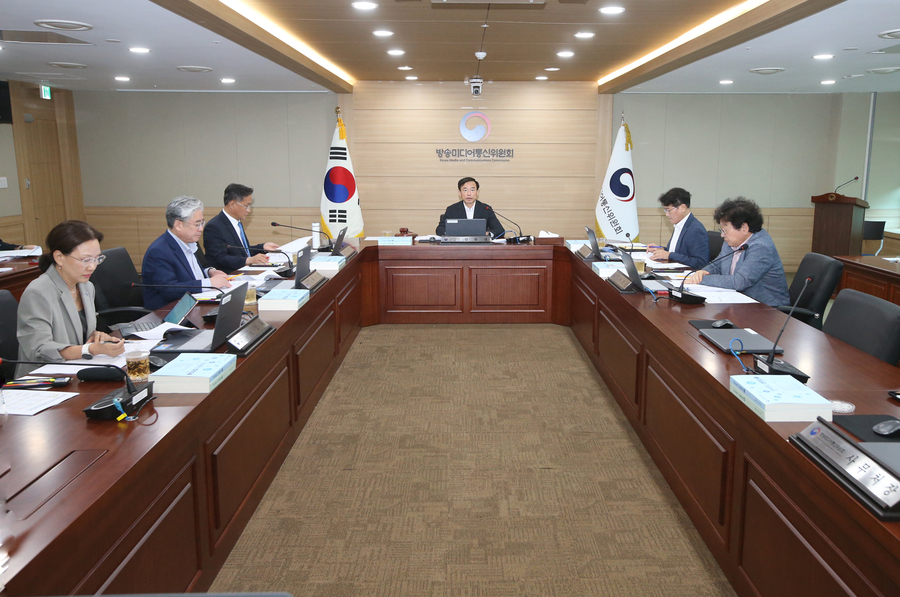 ▲ 김종철 방송미디어통신위원장(가운데)이 22일 정부과천청사에서 '2026년 제24차 전체회의'를 진행하고 있다. ⓒ방미통위