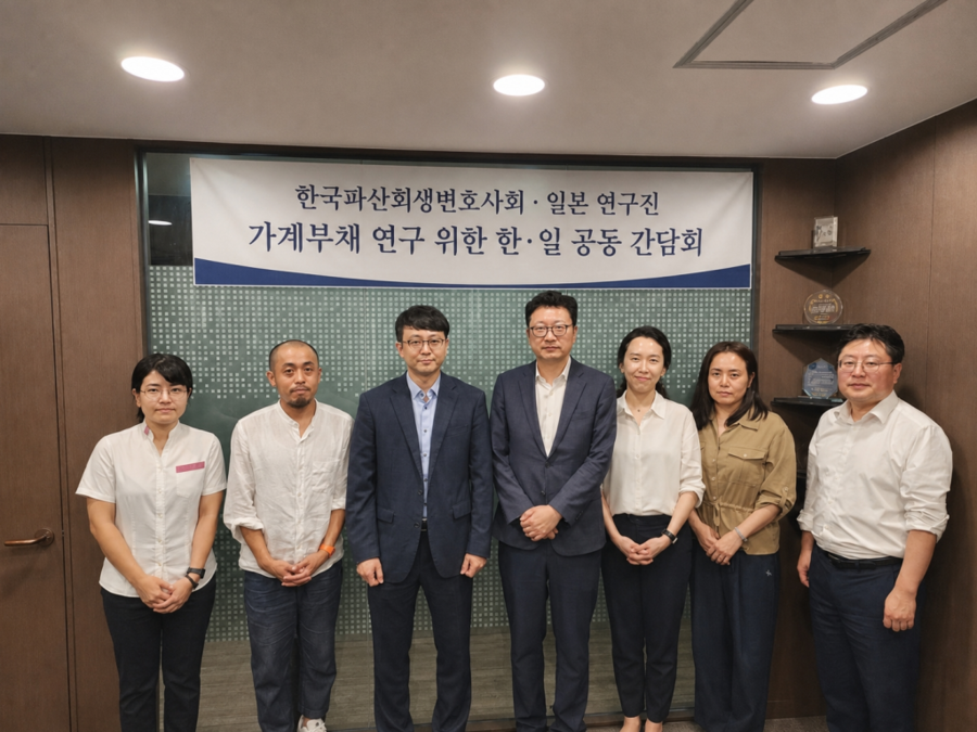 ▲ 안창현(왼쪽 세번째) 한국파산회생변호사회 회장과 아사히나 유키(왼쪽 두번째) 조교수 등 파산회생변호사 회원과 일본 연구진이 지난 21일 법무법인 대율 대회의실에서 '가계부채 연구를 위한 한·일 공동 간담회'를 마친 뒤 기념촬영을 하고 있다. ⓒ한국파산회생변호사회
