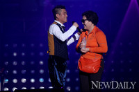 [포토] 김건모, 중년 여성팬에게 