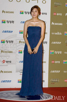 [청룡영화제] 김하늘의 '하늘 빛 롱드레스'...고혹적 자태