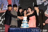 [포토] 케이크 컷팅하는 '왓츠업' 식구들