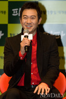 [포토] 박용우, '빨간 셔츠가 잘 어울리네~'