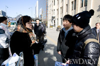 [포토] 청소년에게 '한미FTA' 찬성 설명하는 자원봉사자