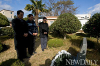 [포토] '영원한 박치기왕' 김일 묘소에 참배하는 참배객들