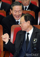 [포토] 故 박태준 명예회장 영결식...담소 나누는 박희태-허창수