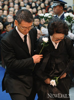 [포토] 故 박태준 명예회장 영결식- 부인과 아들 헌화