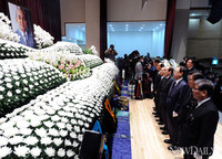 [포토] 영결식장 찾은 박희태 국회의장