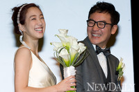 [포토] 축가 들으며 행복해 하는 정려원-엄태웅 부부(?)