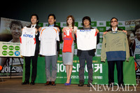 [포토] '페이스 메이커' 식구들, 사인 유니폼 들고 '찰칵'