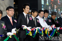 [포토] 송승헌 사장님의 테이프 컷팅
