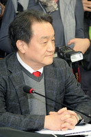 [포토] 당직자 보고를 경청하는 조동성 비대위원