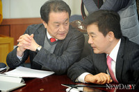 [포토] 심각하게 의견을 교환하는 조현정, 조동성 비대위원