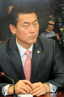 [포토] 브리핑을 준비하는 황영철 대변인