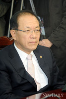 [포토] 생각에 잠긴 황우여 원내대표