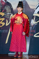 [포토] 김수현, 이것이 바로 '왕세자 포즈~'