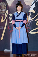 [포토] 윤승아, '귀여운 호위무사(?)'