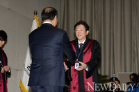 [포토] 명예검사 위촉장 수여받는 김난도 교수