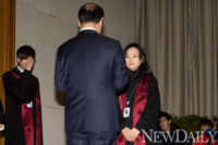 [포토] 명예검사 위촉장 수여 받는 윤송이