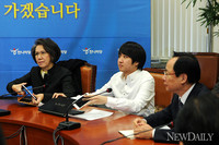 [포토] 비대위원들도 스마트 시대