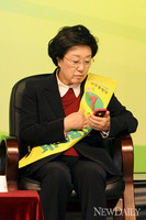 [포토] 한명숙 '스마트폰에 빠진 한명숙'