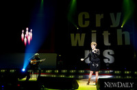 [포토] '크라이 위드 어스' 감동적인 무대를 선사한 가수 윤복희