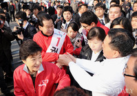 [포토] 출근길 시민들에게 인사하는 박근혜