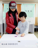 [4·11총선-포토] 투표장 찾은 모자, 