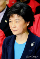 [4·11총선-포토] 긴장된 표정의 박근혜