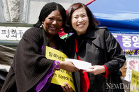 [포토] 영화 '써니' 보니엠, 탈북자 강제 북송 반대 성금 전달