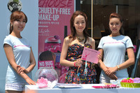 [포토] 김윤아, '오늘은 메이크업아티스트~'