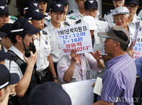 [포토] 경찰과 대치 중인 어버이연합
