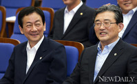 [포토] '새누리당 의원총회' 미소짓는 이한구,진영