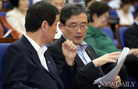 [포토] '새누리당 의원총회' 이한구, '진영 정책위원장과 논의중'