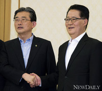 [포토] '국회 원구성 협상 타결', 악수하는 양당대표