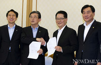 [포토] '국회 원구성 협상 타결', 원구성 합의문에 서명한 양당 원내대표