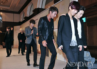 [포토] 슈퍼주니어 '밝은 표정으로 기자회견장을 떠나는 슈주~'