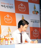 [포토] 왼손으로 정성스레 사인하는 김수현