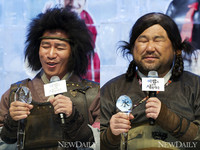 [포토] '바람과 함께 사라지다' 신정근-고창석, '얼음 마이크를 잡으면 표정이 같아진다'